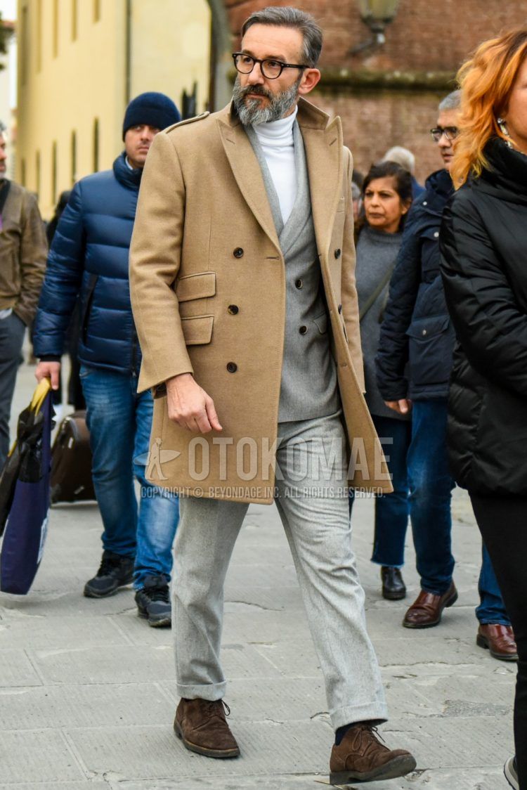 Men's coordinate and outfit with plain glasses, plain beige chester coat, plain white turtleneck knit, and plain beige suit.
