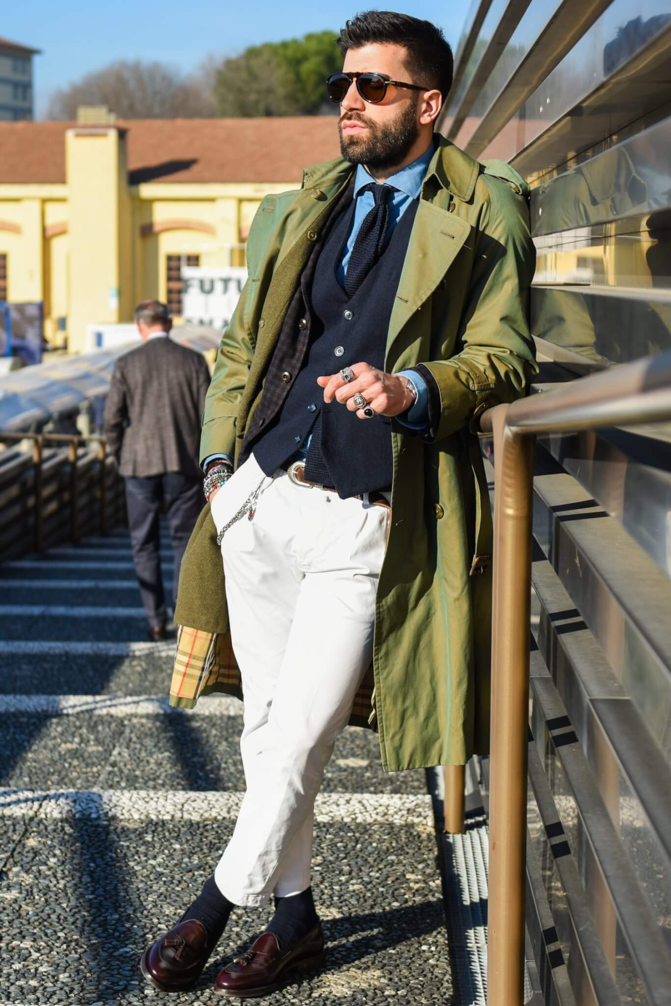白パンツ メンズ コーデ 特集 秋冬の着こなしを軽やかに仕上げた注目スナップを紹介 メンズファッションメディア Otokomae