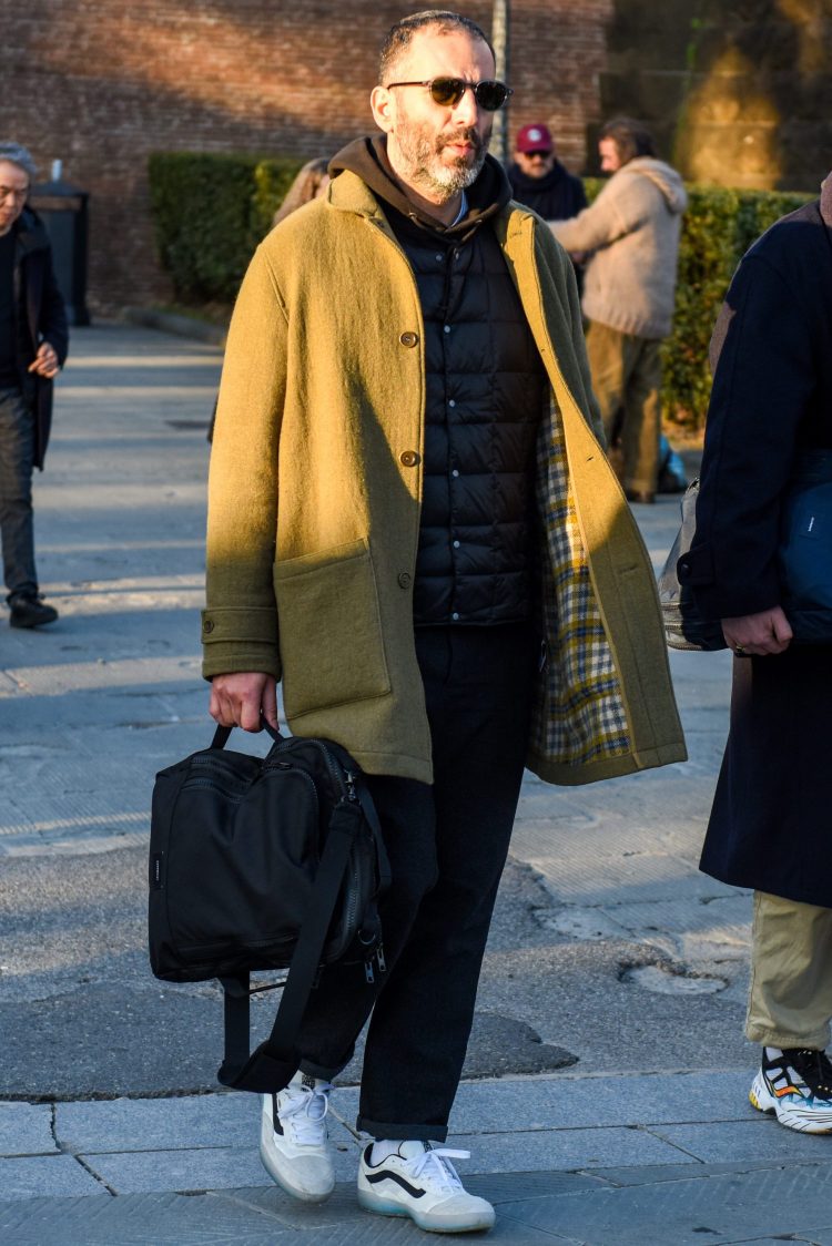 The black-colored outerwear is worn with the black-colored outfit to avoid monotony!