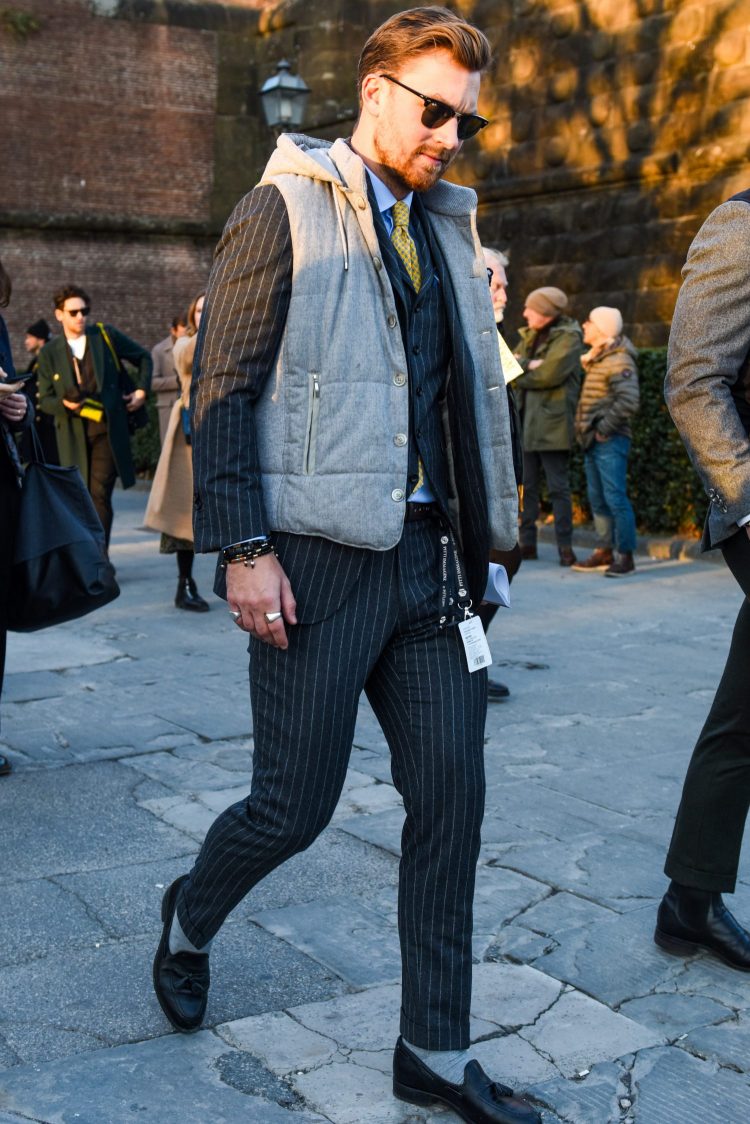 The layered Jacka et Gilet coordinates with the suit to instantly differentiate the suit!