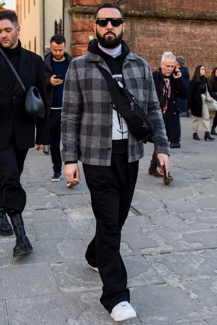 If you want to express a mode mood, let the hems of pants be loose and playful.