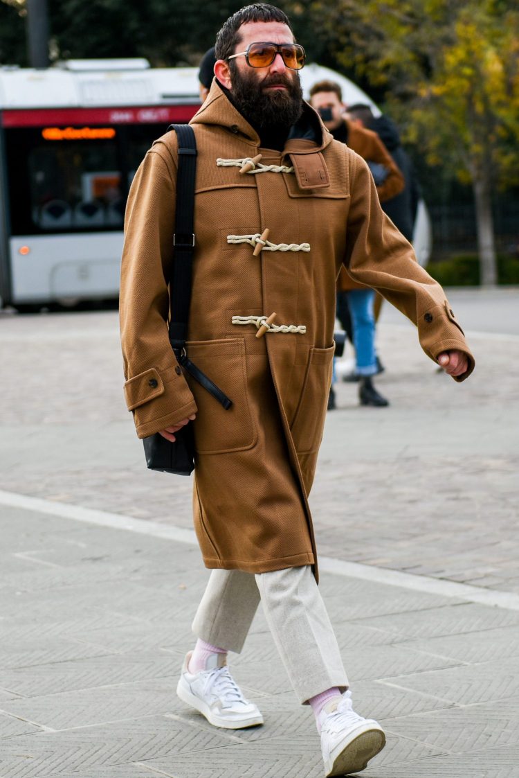 If you want to remove the austerity from a camel-colored duffle coat, I recommend coordinating with light-colored items.