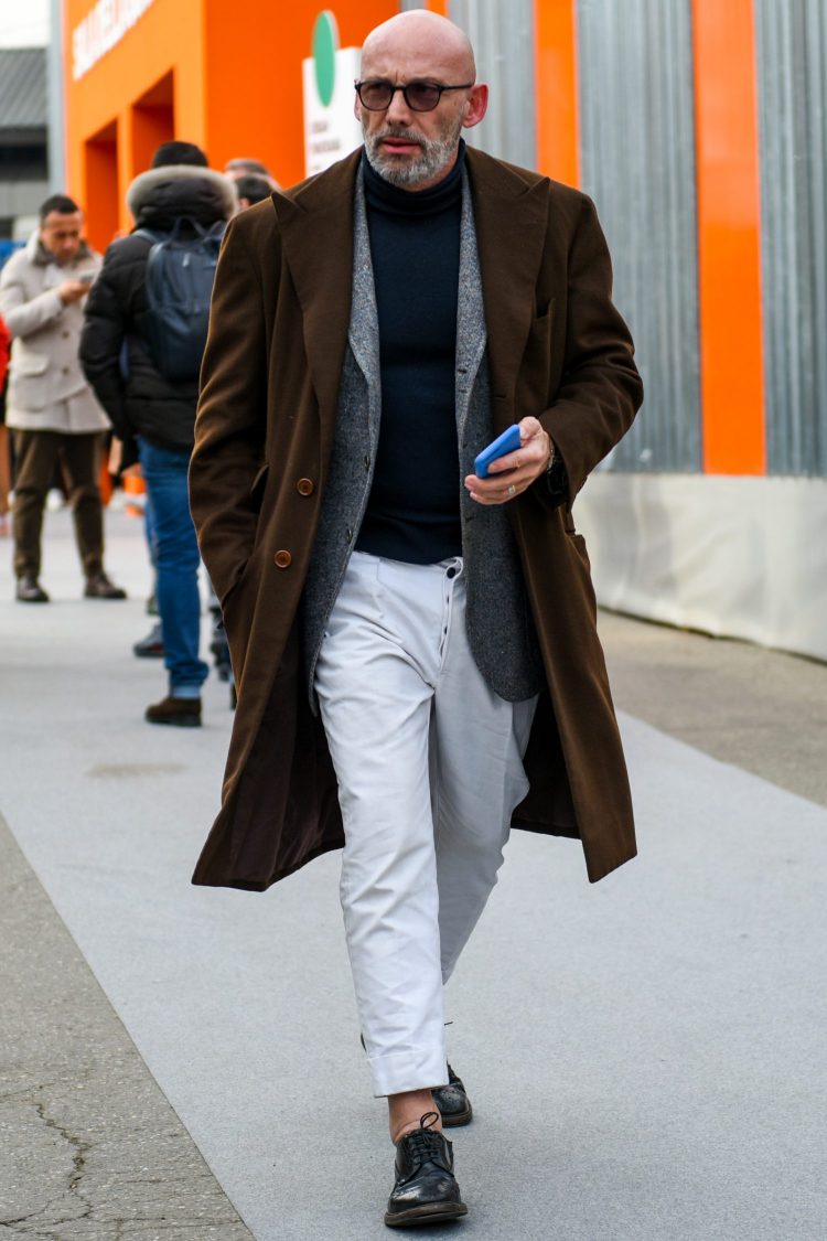The use of white pants in fall and winter is emerging as a secret trend!