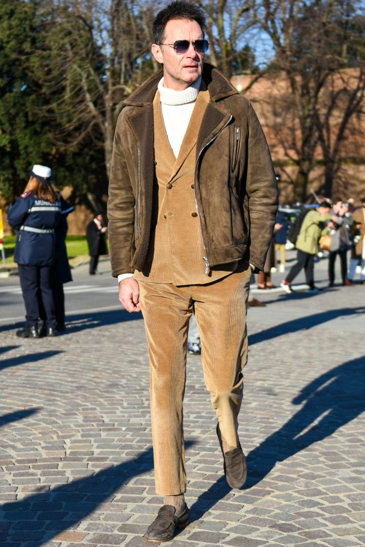 The layered style is slowly spreading, with short-length outerwear worn with suits!
