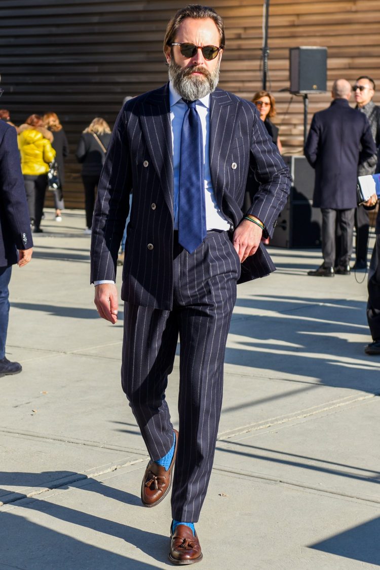 Cutting-edge navy suit style with skillful use of "blue," a candidate for the next trend color.