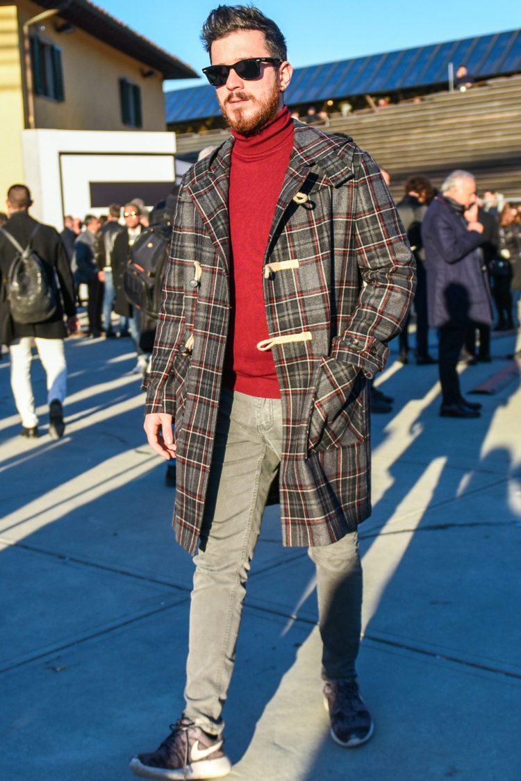 Pick up the colors from the pattern of the duffle coat to create a unified look.
