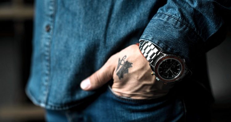腕時計は右手/左手どちらにつけるのが正解か？ メンズファッションメディア OTOKOMAE 男前研究所