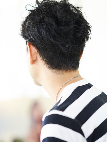 黒髪ショート パーマのメンズヘアスタイル特集 おすすめの髪型とスタイリング剤を紹介 メンズファッションメディア Otokomaeotokomae 男前研究所