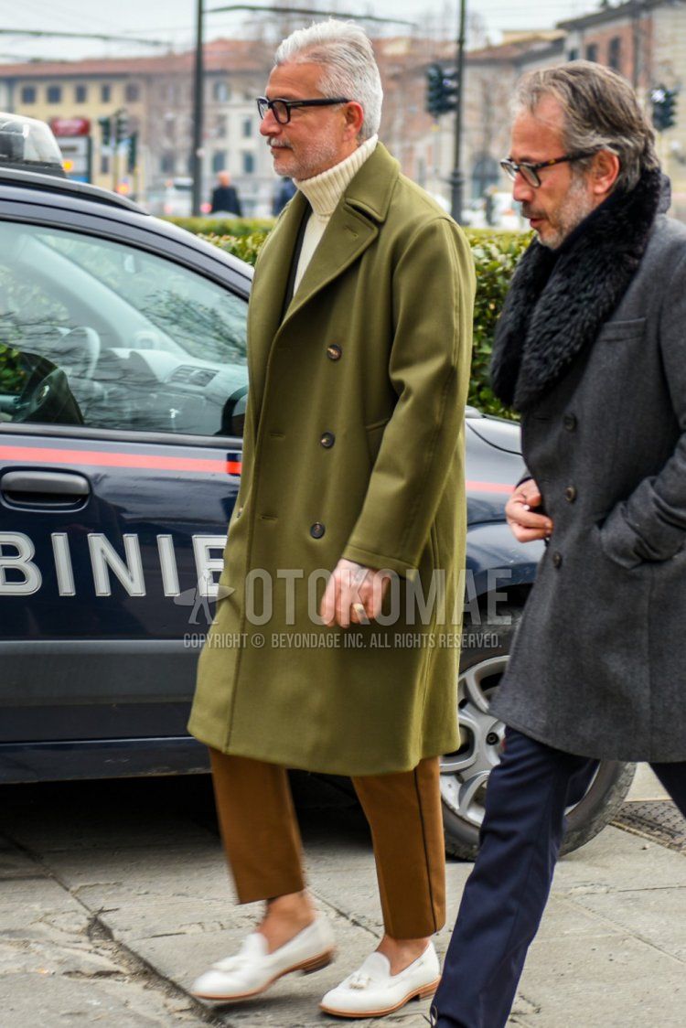 Men's coordinate and outfit with plain black glasses, plain olive green chester coat, plain white turtleneck knit, plain beige slacks, and white tassel loafer leather shoes.