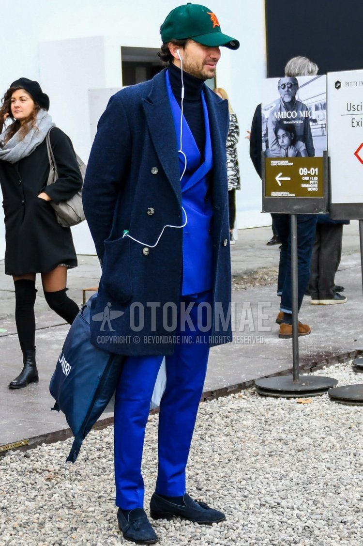Men's coordinate and outfit with plain green baseball cap, plain navy chester coat, plain black tank top, plain black socks, navy tassel loafer leather shoes, and plain blue suit.