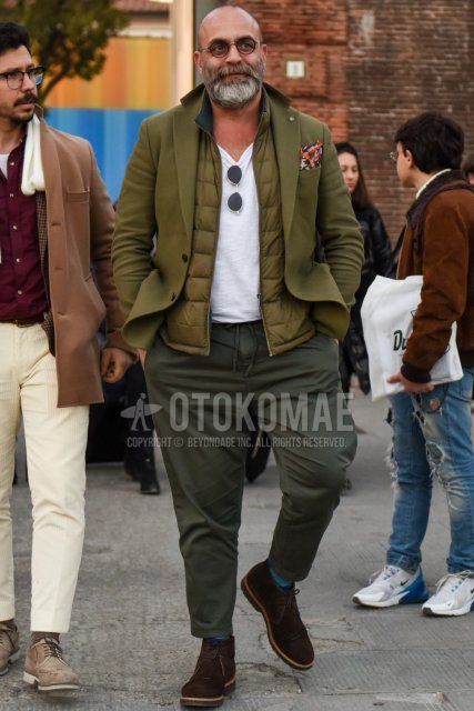 Solid black sunglasses, solid olive green chester coat, solid olive green inner down, solid white t-shirt, solid olive green easy pants, solid olive green cropped pants, solid light blue socks, suede brown chukka boots Men's fall/winter coordinate/outfit.