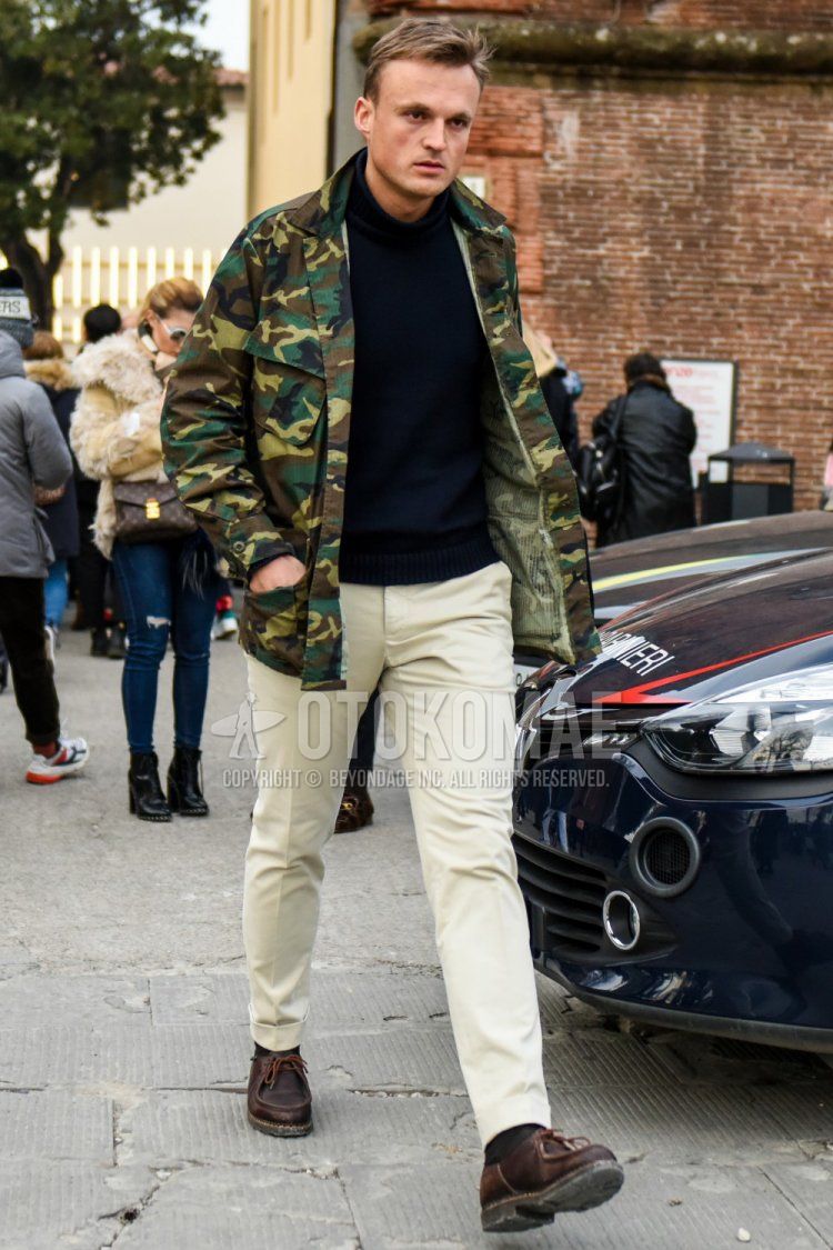 Men's coordinate and outfit with green camouflage M-65, plain black turtleneck knit, plain white/beige cotton pants, dark gray plain socks, and brown leather shoes.