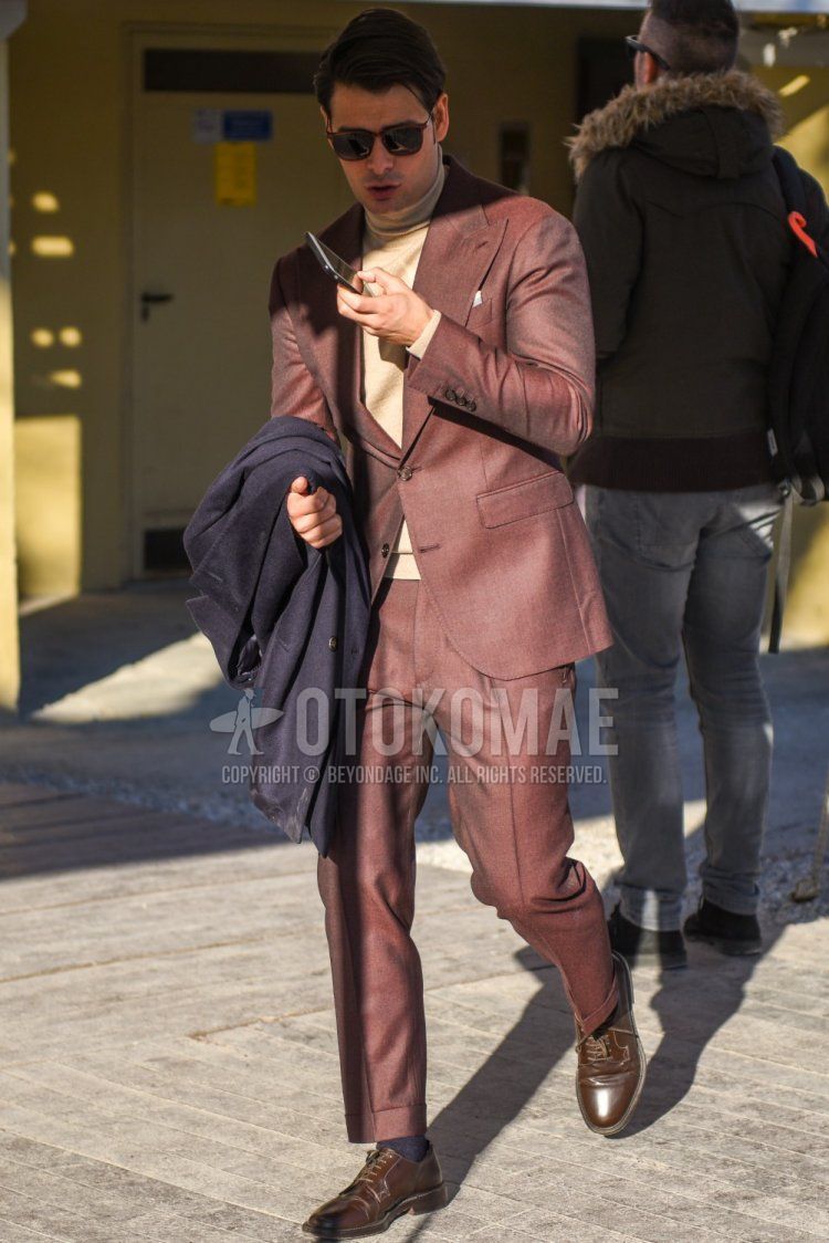 Men's spring and fall outfit and outfit with plain brown sunglasses, plain beige turtleneck knit, dark gray plain socks, brown plain toe leather shoes, and plain brown suit.