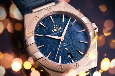 The men's fifth generation of OMEGA's " Constellation " is now available, packed with iconic designs such as the half-moon, star, and four claws!