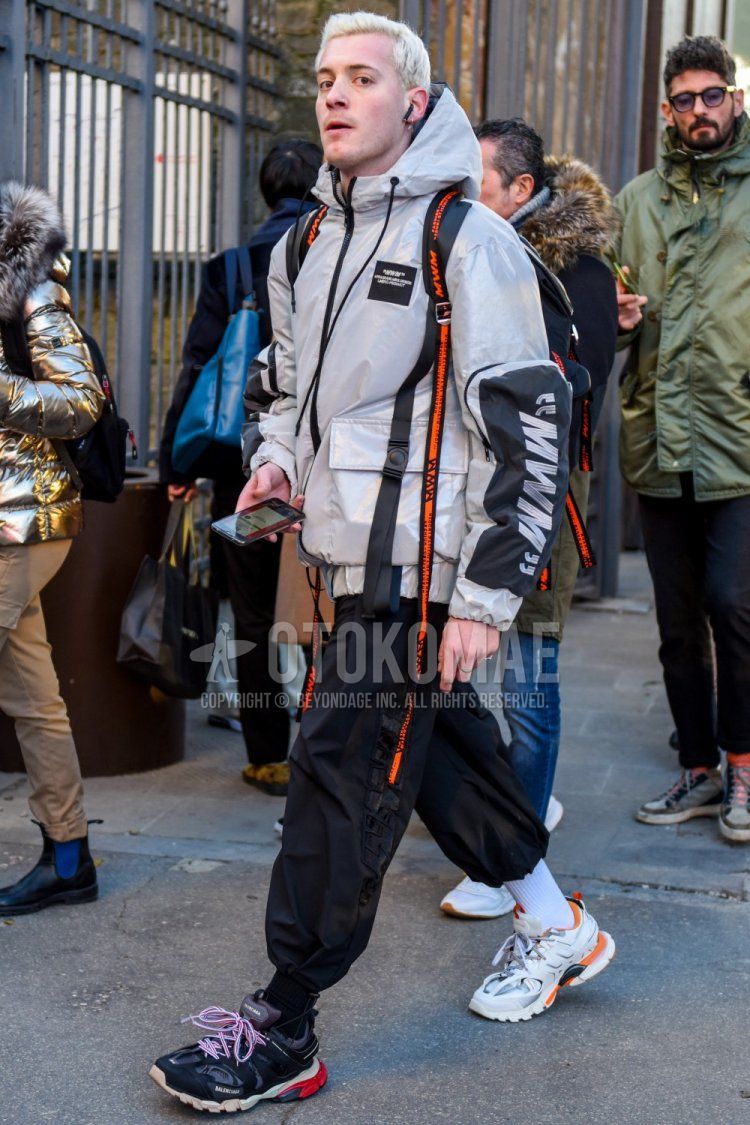 Men's fall/winter outfit and outfit with plain gray down jacket, plain black nylon jogger pants/ribbed pants, plain white socks, plain black socks, Balenciaga track trainers with black low-cut sneakers, white low-cut sneakers.