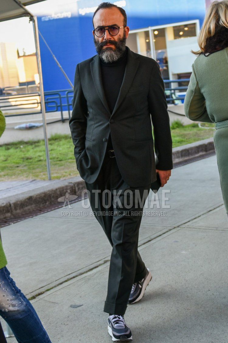 Men's spring and fall outfit and outfit with plain black sunglasses, plain dark gray turtleneck knit, plain black leather belt, Nike Sakai waffle gray low-cut sneakers, and plain gray suit.
