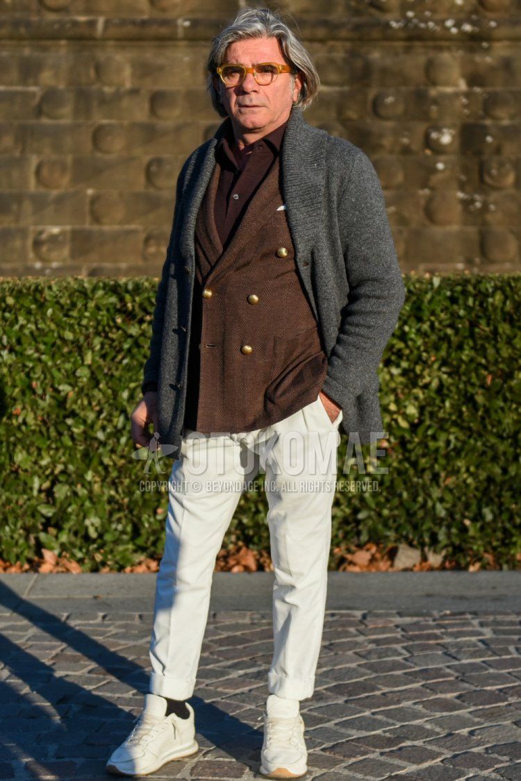 Men's fall/winter outfit with plain beige glasses, plain gray cardigan, plain brown tailored jacket, plain brown polo shirt, plain white cotton pants, plain white pleated pants, plain brown socks, and Philip model white low-cut sneakers Outfit.