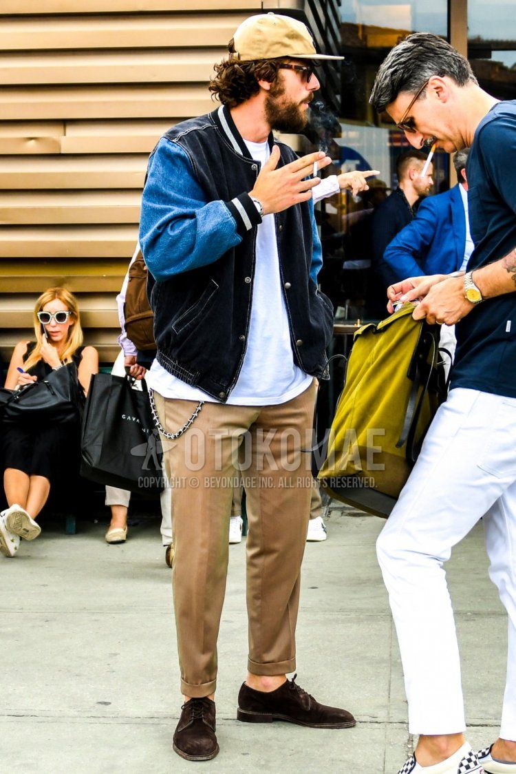 Men's spring, summer, and fall coordinate and outfit with plain baseball cap, tortoiseshell sunglasses, plain stadium jacket, plain white T-shirt, plain beige chinos, plain slacks, brown plain-toe leather shoes, and suede leather shoes.