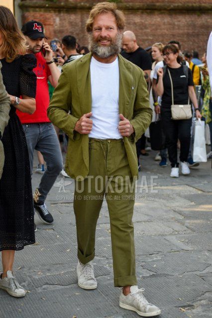 Men's spring and summer coordinate and outfit with plain white T-shirt, white low-cut sneakers, and plain olive green suit.