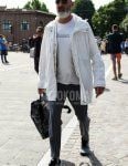 Spring and fall men's coordinate and outfit with plain silver sunglasses, plain white hooded coat, plain white inner down, white one-piece T-shirt, plain gray slacks, Asics gray low-cut sneakers, and gray/black camouflage backpack.
