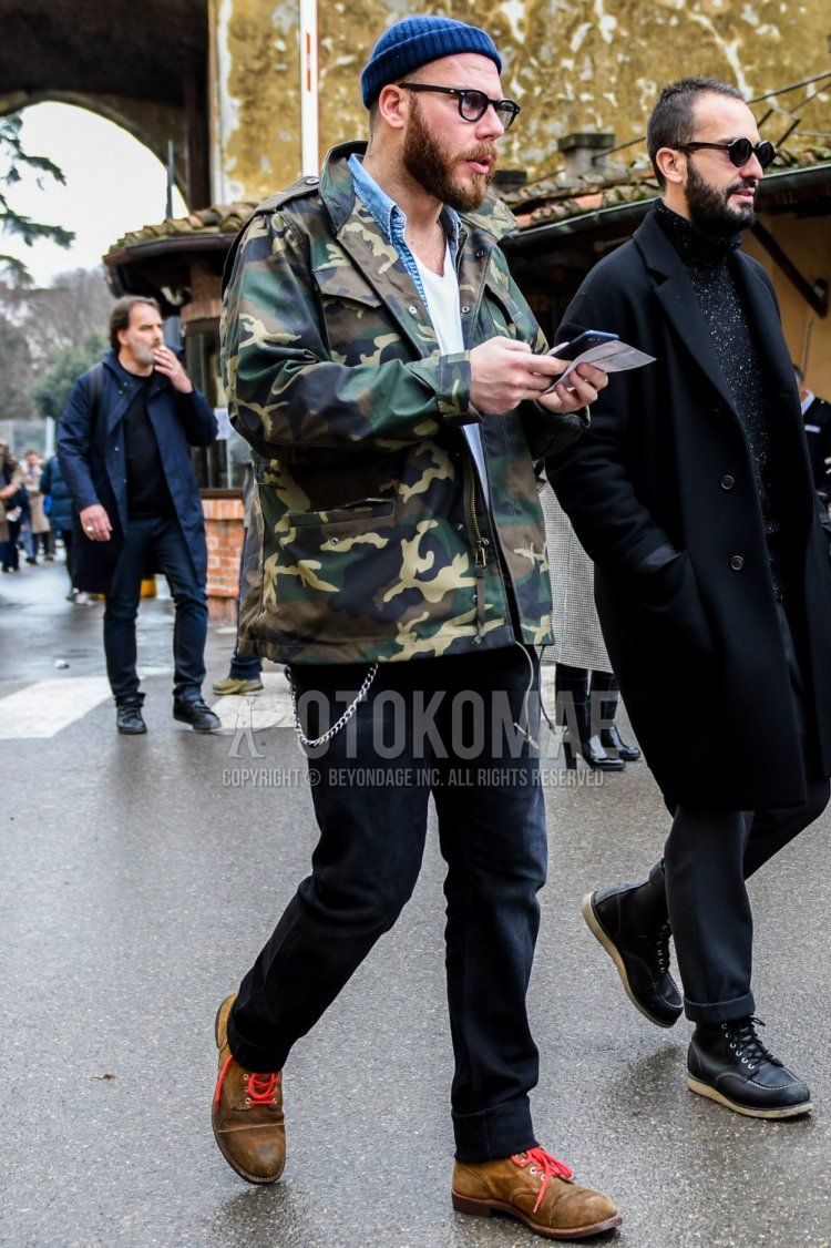 Men's fall/winter coordinate and outfit with plain blue knit cap, plain glasses, olive green camouflage outerwear, plain light blue denim/chambray shirt, plain white t-shirt, plain black denim/jeans, and beige boots.