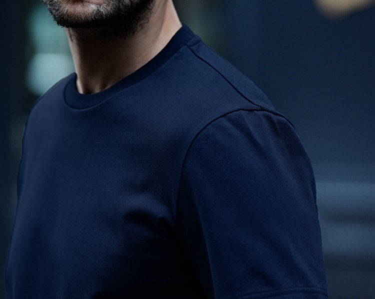 テーラードTシャツはココが違う①「ジャケットに採用される“イセ”を取り入れた圧倒的な立体感のあるシルエット」