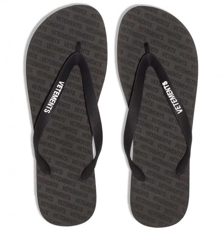The best men's beach sandals for adults (4) "Chic but outstanding! VETEMENTS Logo Flat Sandals