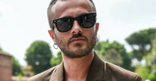 レイバン サングラスを取り入れたメンズコーデをピックアップ！