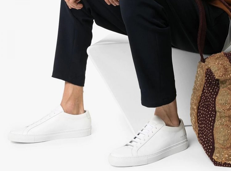 Casual summer office wear recommended item (6): "Dress sneakers" are the right choice for business style sneakers