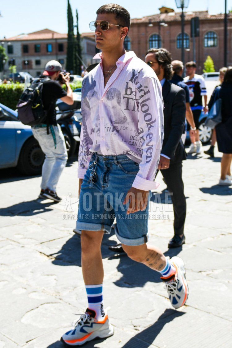 Men's spring/summer coordinate and outfit with pink graphic shirt, plain blue denim/jeans, plain shorts, MSGM white one-point socks, and MSGM white low-cut sneakers.