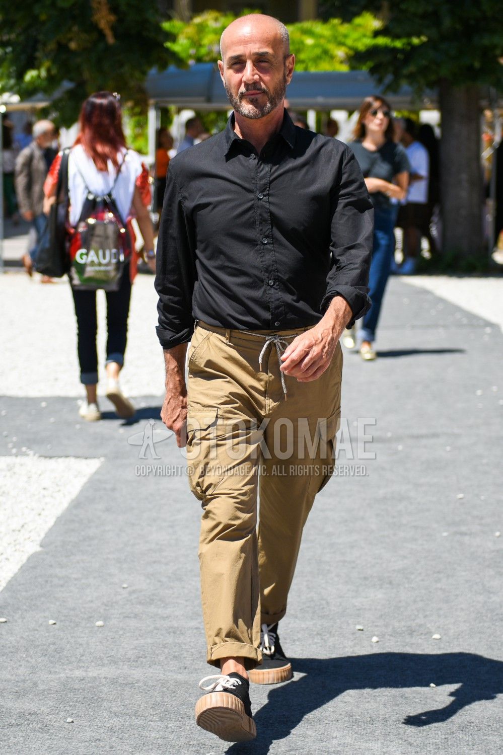 黒シャツ コーデ メンズ特集 シックな着こなしとおすすめのアイテムを紹介 メンズファッションメディア Otokomae 男前研究所 ページ 4 ページ 4