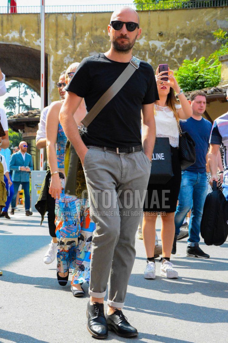 Men's spring/summer coordinate and outfit with plain black sunglasses, plain black t-shirt, plain black mesh belt, plain black leather belt, plain gray cotton pants, plain black toe leather shoes, and plain gray shoulder bag from Boston.