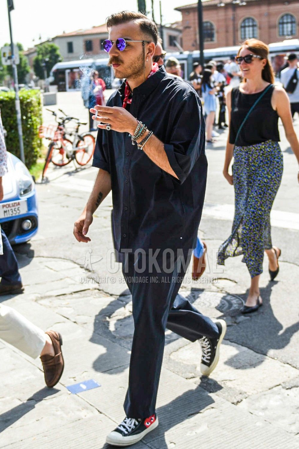 黒シャツ コーデ メンズ特集 シックな着こなしとおすすめのアイテムを紹介 メンズファッションメディア Otokomae 男前研究所 ページ 2 ページ 2