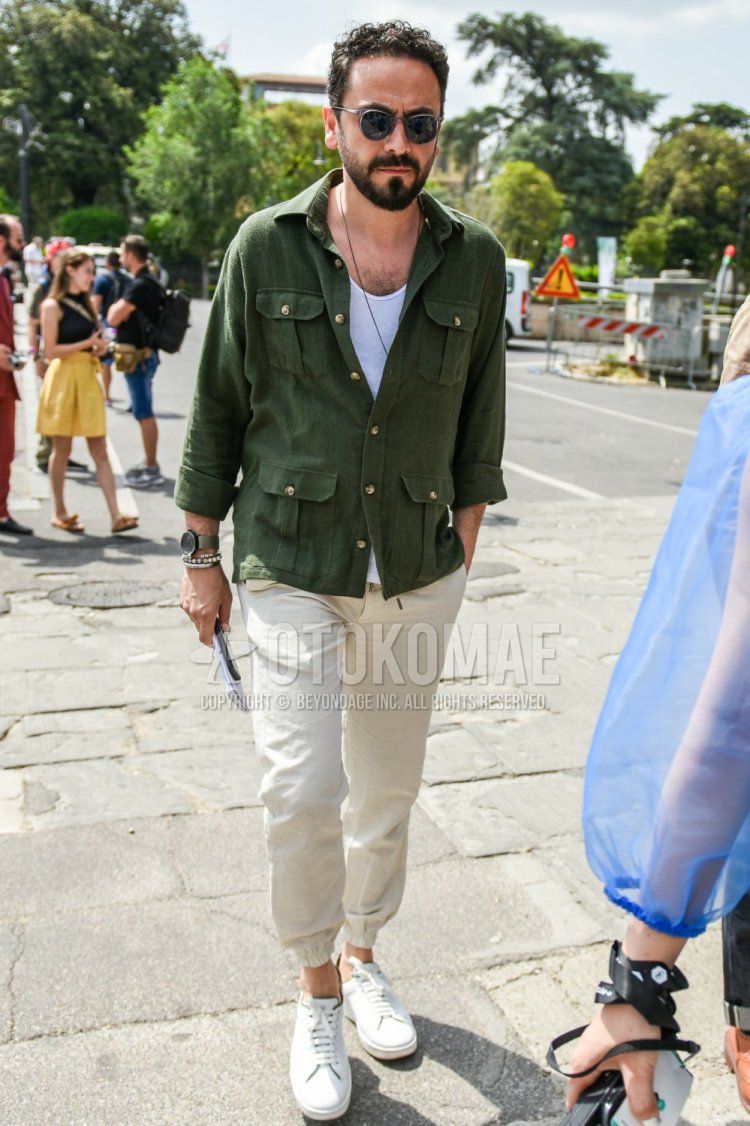 白スニーカー 夏コーデ特集 軽快感あふれる注目の着こなし アイテムを紹介 メンズファッションメディア Iicf ページ 8iicf 男前研究所 ページ 8