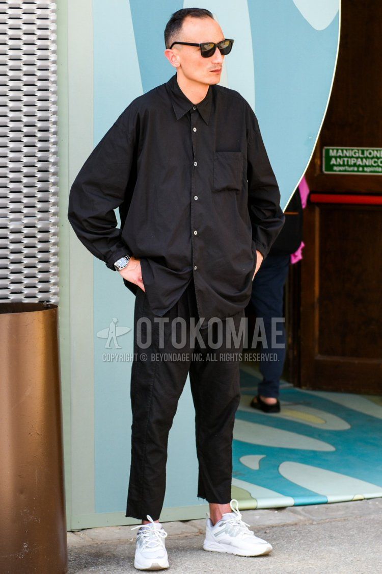 Men's spring, summer, and fall outfits and outfits with plain black sunglasses, plain black shirt, plain black ankle pants, and white low-cut sneakers.