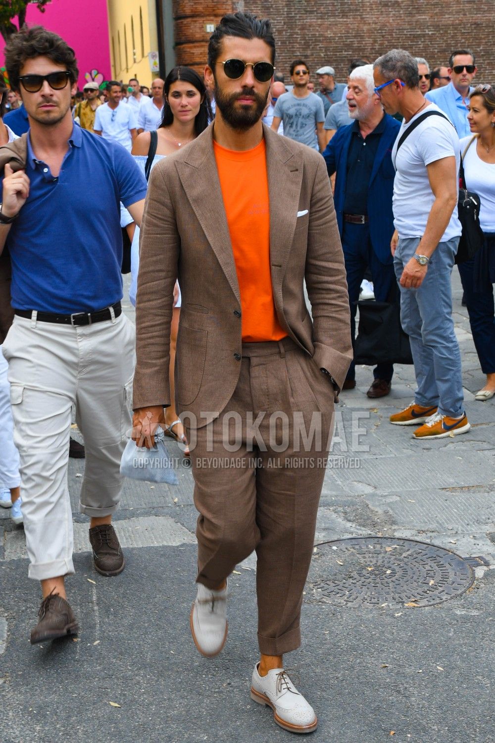 オレンジtシャツ コーデ特集 ビタミンカラーで明るい印象に仕上げたメンズの着こなし紹介 メンズファッションメディア Otokomae 男前研究所