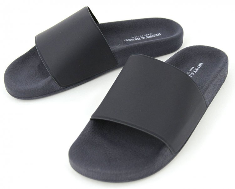 HENRY&HENRY recommended model 1: "The classic shower sandal 180 with a simple silhouette.