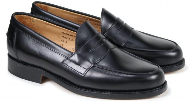 What is the charm of ” Loafer ” that is well represented by the prestigious British brand Sanders (SANDERS)?