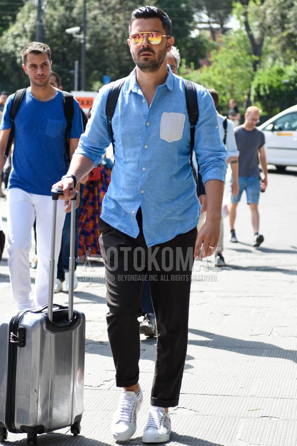 青シャツ メンズコーデ特集 精悍かつ爽やかにまとめた注目の着こなし アイテムを紹介 メンズファッションメディア Otokomae ページ 9 ページ 9