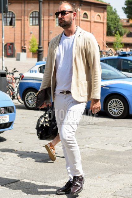 Men's spring, summer, and fall outfits and outfits with plain black sunglasses, plain white T-shirt, plain white cotton pants, and brown plain-toe leather shoes.