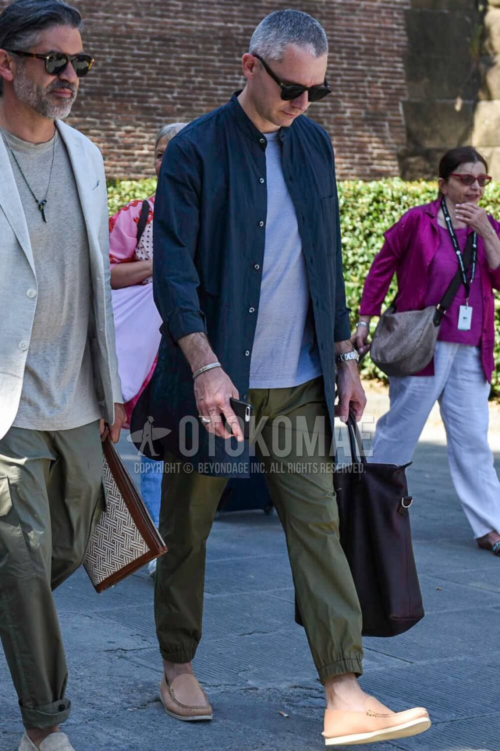 グレー Tシャツ コーデ メンズ特集 都会的に仕上げた大人の男達の着こなし アイテムを紹介 メンズファッションメディア Otokomae ページ 6otokomae 男前研究所 ページ 6