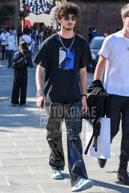 サーモントのブラウン無地のサングラス、黒グラフィックのTシャツ、黒無地のボトムス、ナイキ オフホワイト ザテン エアジョーダン1の水色ハイカットのスニーカーを合わせた春夏のメンズコーデ・着こなし。