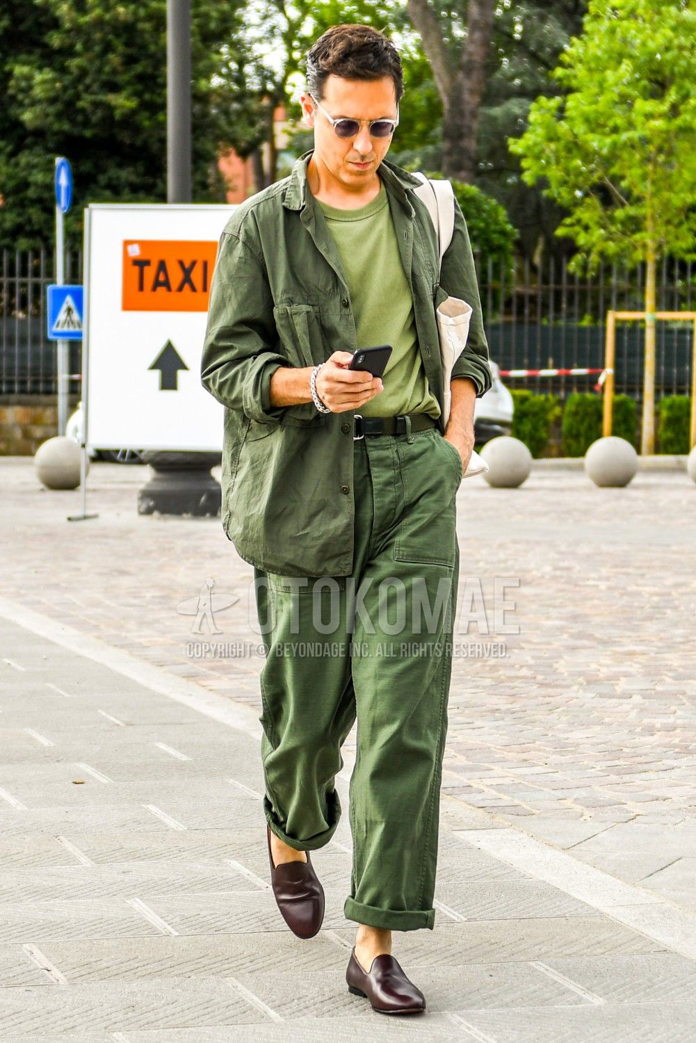 緑tシャツ コーデ特集 定番カラーとは一味違ったメンズの着こなし おすすめアイテムを紹介 メンズファッションメディア Otokomae 男前研究所