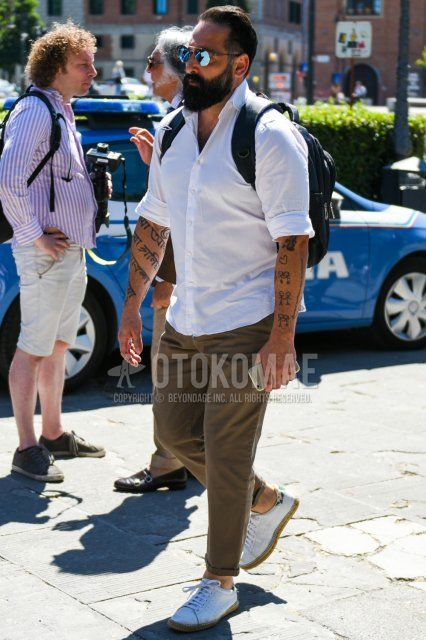 Men's spring, summer, and fall outfits and outfits with plain blue/black sunglasses, plain white shirt, plain brown cotton pants, and white low-cut sneakers.