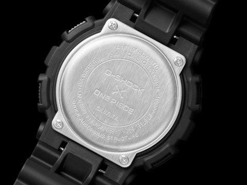 The ONE PIECE collaboration model, which depicts Luffy's growing strength throughout the watch, is decorated with motifs such as a straw hat throughout!