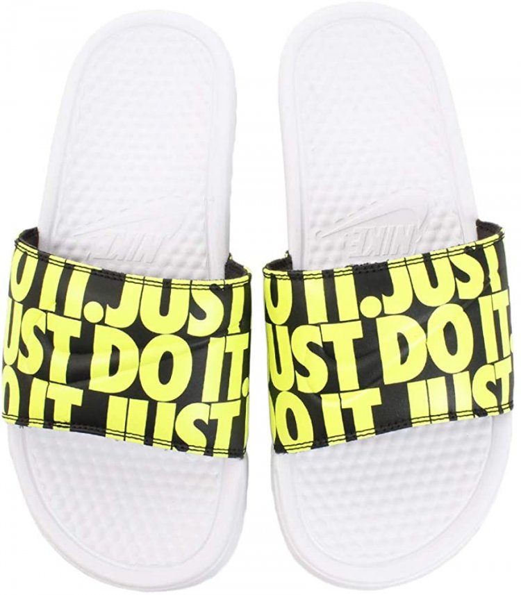 ベナッシのおすすめサンダル⑤「おなじみ、ナイキの力強い企業メッセージ“JUST DO IT”が全面プリントにされたモデル」