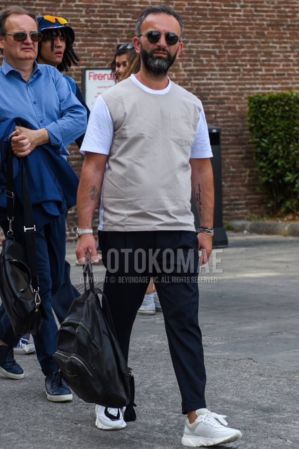 白スニーカー メンズコーデ特集 大人の余裕が漂う瀟洒な着こなし アイテム紹介 メンズファッションメディア Iicf ページ 5iicf 男前研究所 ページ 5