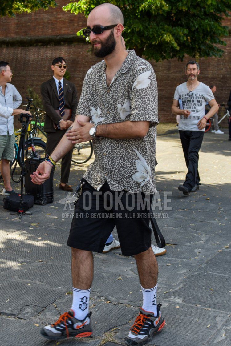 黒ショートパンツで夏の短パンコーデを都会的かつクールに仕上げる 旬な着こなしを一挙紹介 メンズファッションメディア Otokomae 男前研究所 ページ 11 ページ 11