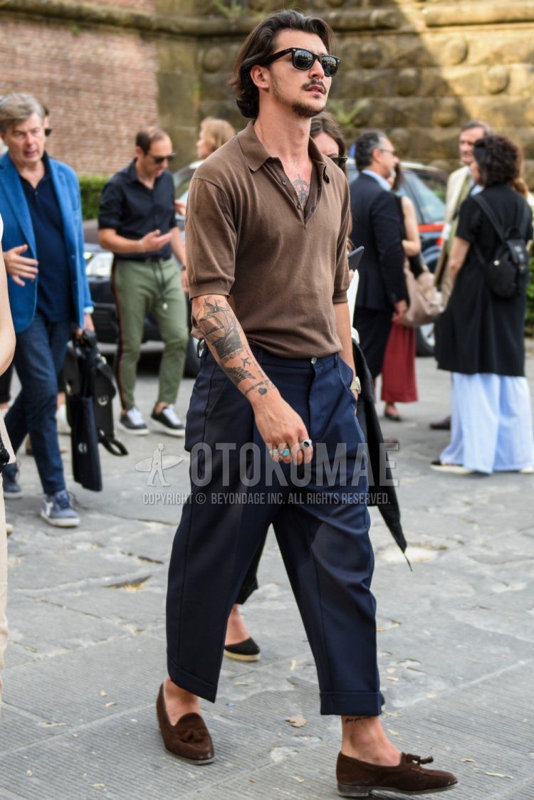 Wellington Wayfarer Ray-Ban black tortoiseshell sunglasses, knit plain brown polo shirt, plain navy slacks, plain navy cropped pants, suede brown tassel loafer leather shoes for men in spring and summer.