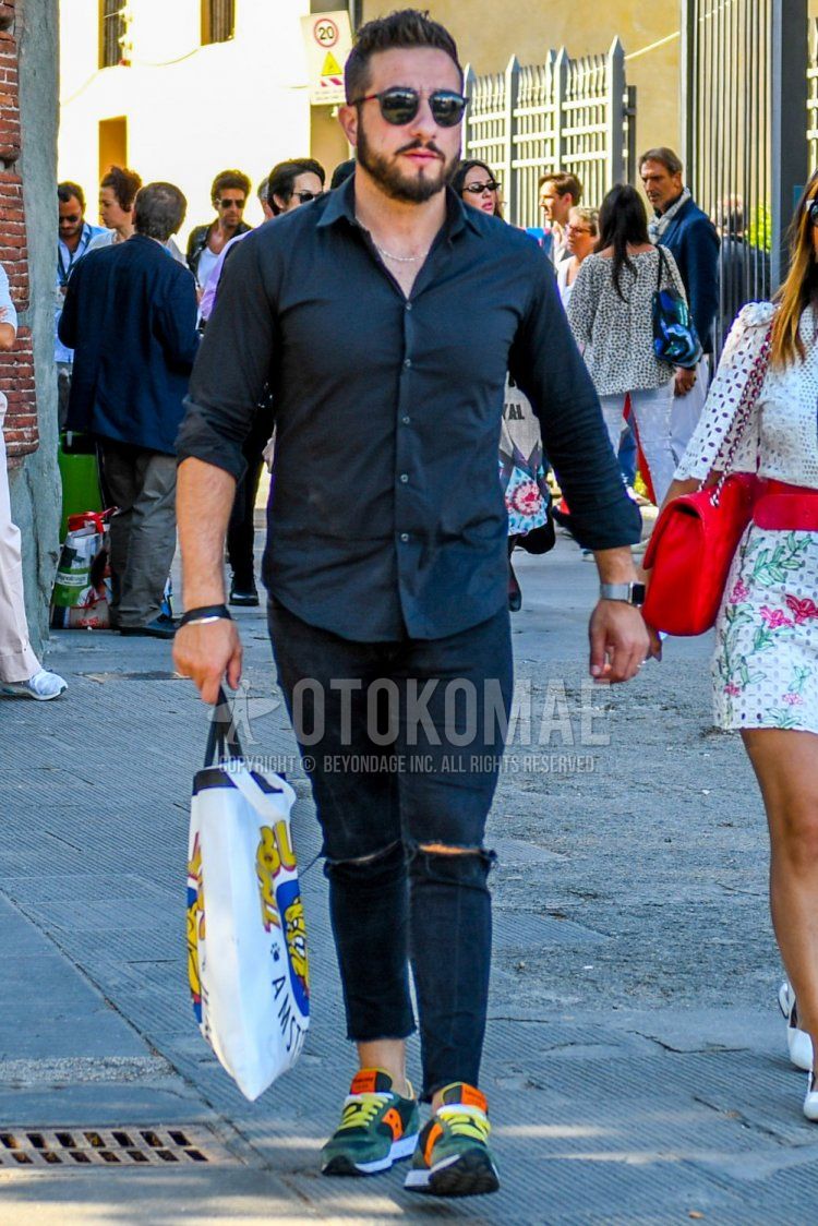 Men's spring/summer coordinate and outfit with plain black sunglasses, plain dark gray shirt, plain black damaged jeans, multi-colored low-cut sneakers from Sakkany, and white graphic tote bag.